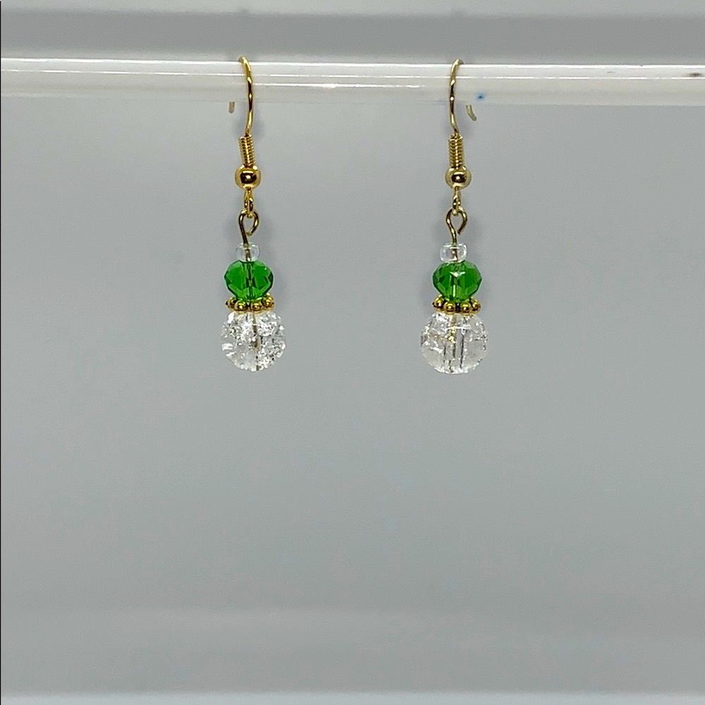 21054 ⭐️ Green and white earrings⭐️